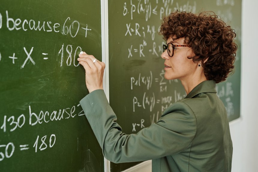 Pós-Graduação em Docência no Ensino de Matemática: Formação para Ensinar e Aplicar o Conhecimento Matemático