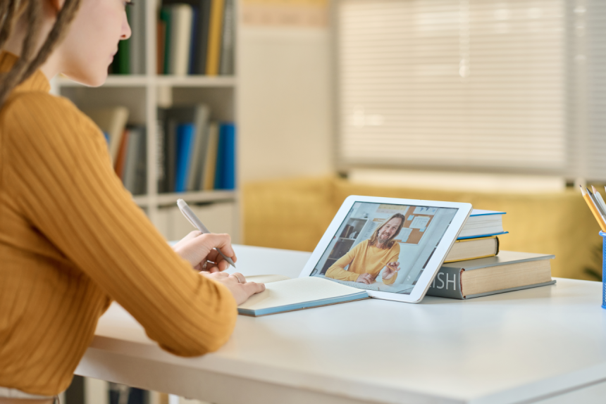 Curso de Extensão em Atuacao Da Tutoria Da Educacao A Distancia: Aprofundamento Teórico e Prático