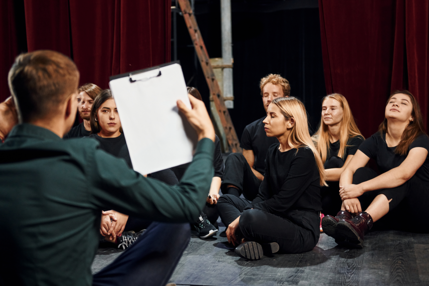 Curso de Extensão em Teoria E Pratica Das Artes Cenicas: Aprofundamento Teórico e Prático