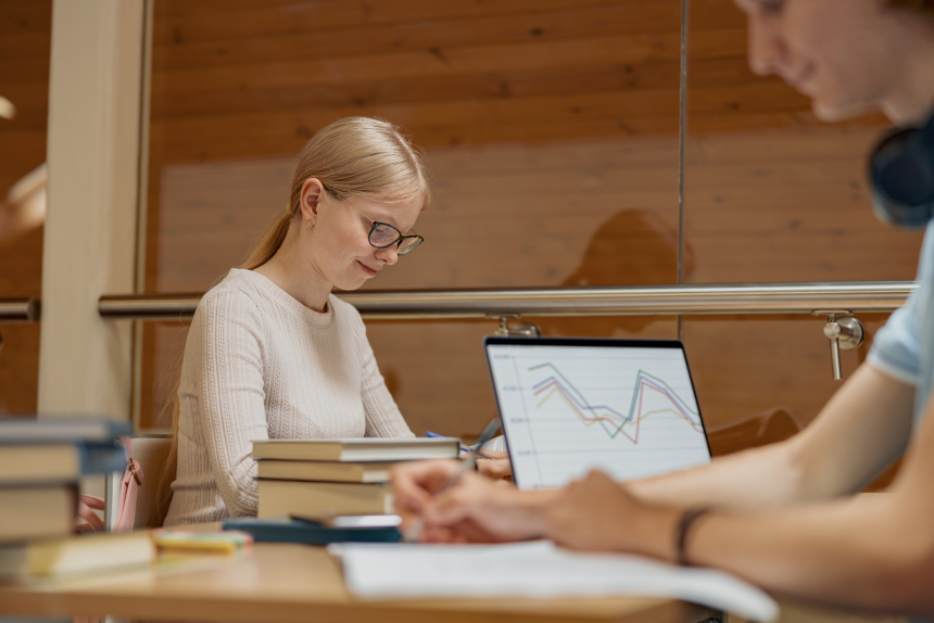 Curso de Extensão em Fundamentos De Administracao E Economia: Aprofundamento Teórico e Prático